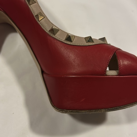 Valentino Red/Beige Leather Rockstud Crisscross Peep Toe Platform Pumps - Picture 13 of 16